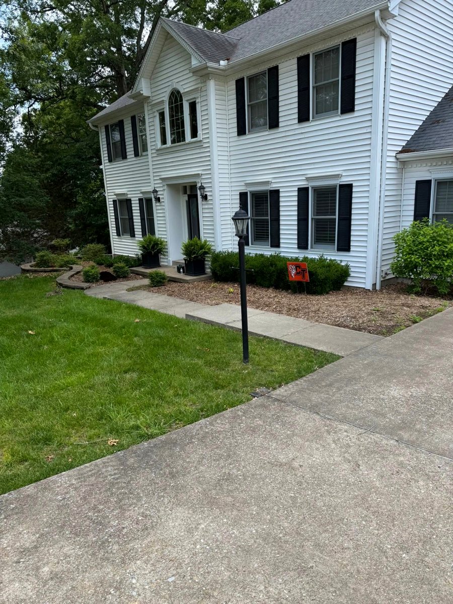 Front beds, full mulch install &mdash; before